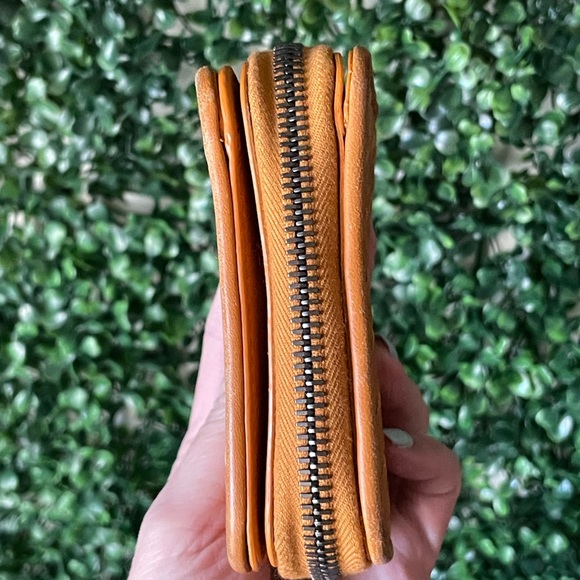 Bottega Veneta Zippy Compact Wallet - Picture 9 of 12